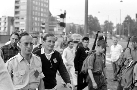 Eerste dag Vierdaagse Nijmegen. Prins Claus temidden van andere wandelaars, Bestanddeelnr 920-5367