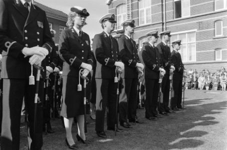 Eerste drie vrouwelijke beroepsofficieren bij Koninklijke Marine beedigd in Den , Bestanddeelnr 933-7788