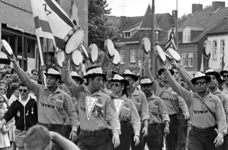 Eerste dag Vierdaagse Nijmegen. Israelische burgers met tamboerijnen, Bestanddeelnr 920-5379