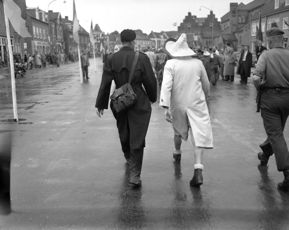 Eerste dag vierdaagse Nijmegen Plastic regenkleding, Bestanddeelnr 907-9089