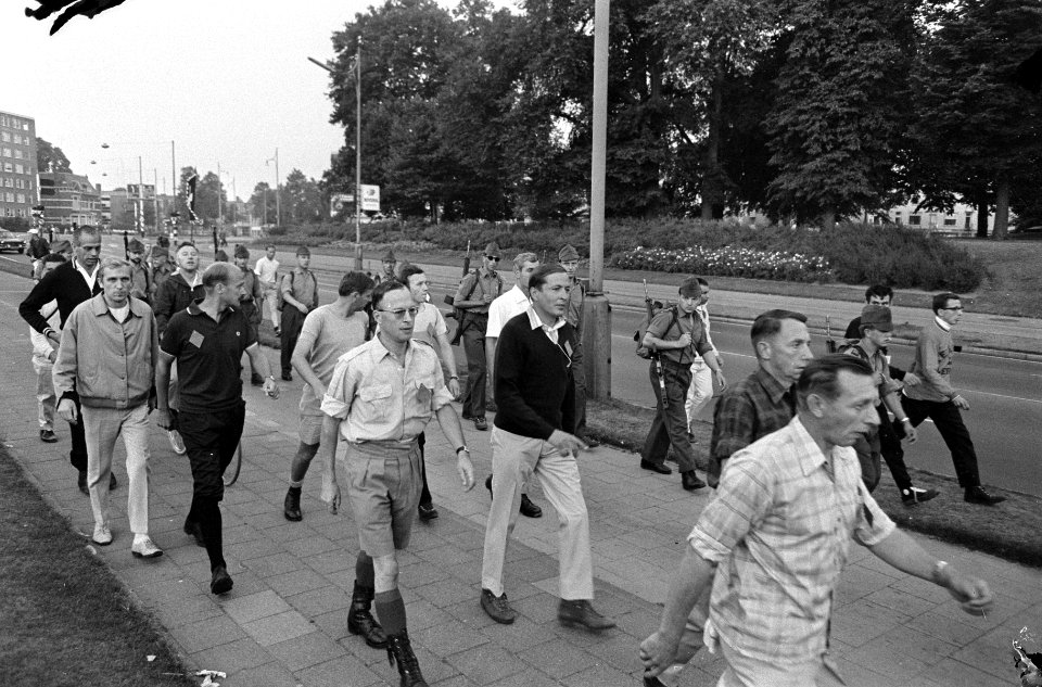 Eerste dag Vierdaagse Nijmegen. Prins Claus temidden van andere wandelaars, Bestanddeelnr 920-5362