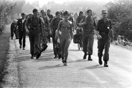 Eerste dag vierdaagse van Nijmegen, Deense jongedame in bikini loopt voor milita, Bestanddeelnr 925-7477