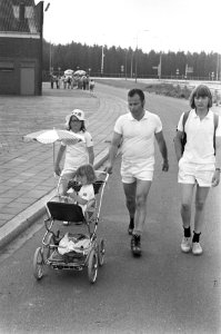 Eerste dag Vierdaagse Apeldoorn, wandelaars met kinderwagen, Bestanddeelnr 925-7307