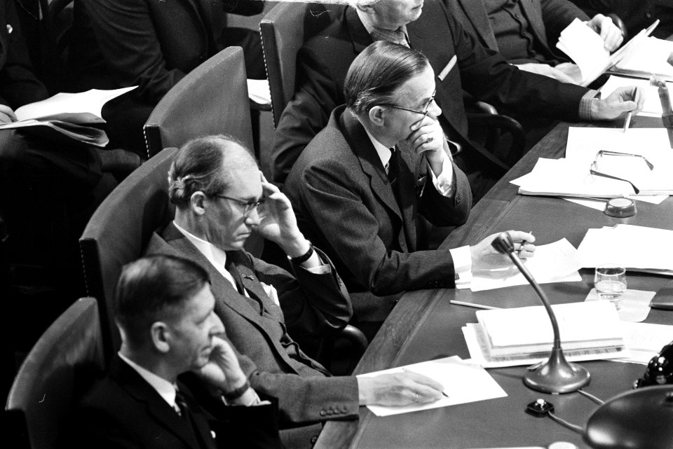 Eerste Kamer . Algemene Politiek debat begonnen. Minister president de Jong (rec, Bestanddeelnr 923-0604