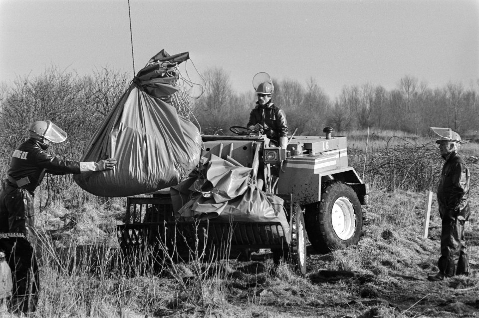 Eerste fase van zgn. uitlepelplan van vuilnisstortplaats in Volgermeerpolder, Bestanddeelnr 931-3192