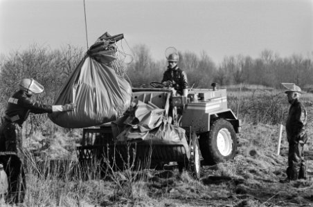 Eerste fase van zgn. uitlepelplan van vuilnisstortplaats in Volgermeerpolder, Bestanddeelnr 931-3192