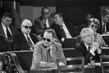 Eerste Kamer , voortzetting debat tweeverdieners (met zonnebrillen tegen fell, Bestanddeelnr 932-8216