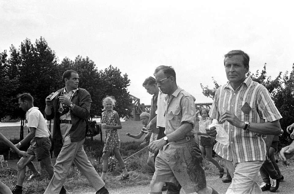 Eerste dag Vierdaagse Nijmegen. Prins Claus temidden van andere wandelaars, Bestanddeelnr 920-5377