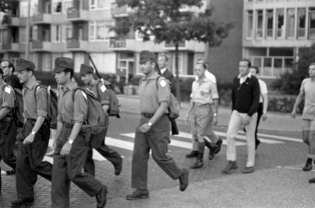 Eerste dag Vierdaagse Nijmegen. Prins Claus temidden van andere wandelaars, Bestanddeelnr 920-5366