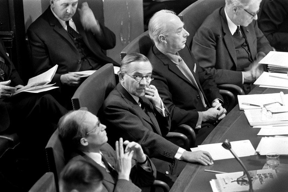 Eerste Kamer . Algemene Politiek debat begonnen. Minister president de Jong (rec, Bestanddeelnr 923-0603