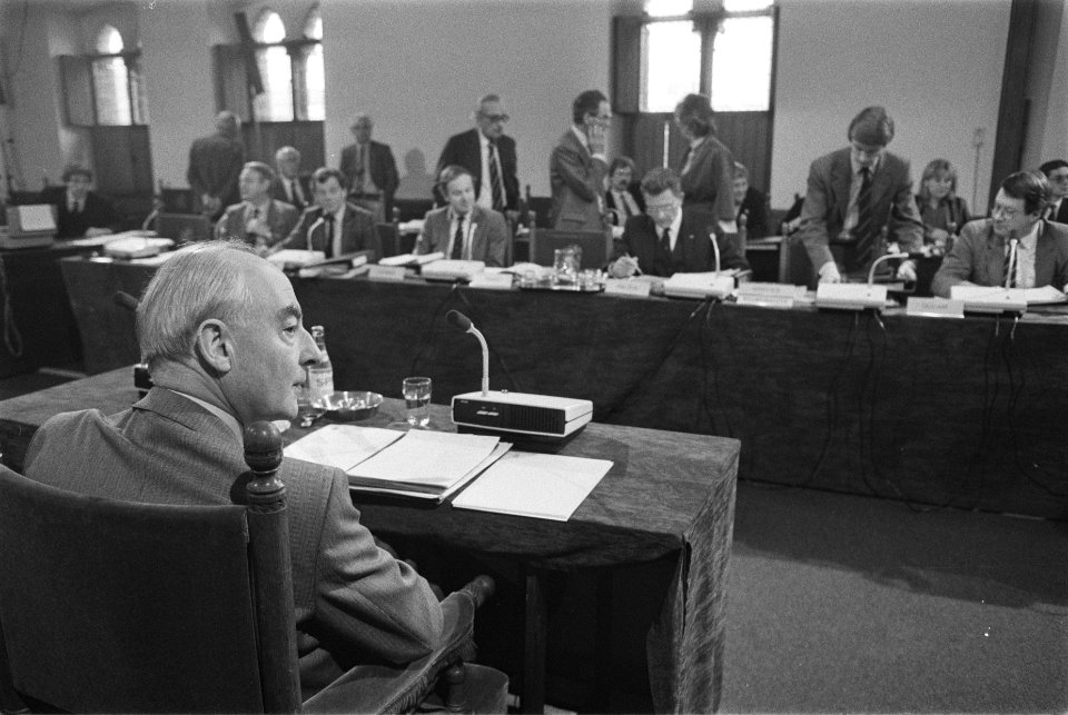 Eerste dag verhoren parlementaire enquetecommissie RSV ex minister Schmelzer vo, Bestanddeelnr 932-9012