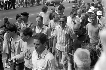 Eerste dag Vierdaagse Nijmegen. Prins Claus op de brug van Nijmegen op terugtoch, Bestanddeelnr 920-5372
