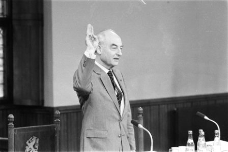 Eerste dag verhoren parlementaire enquetecommissie RSV ex minister Schmelzer le, Bestanddeelnr 932-9010