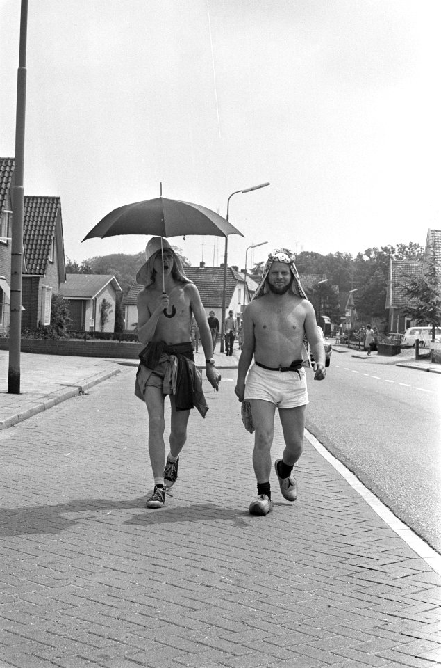 Eerste dag Vierdaagse Apeldoorn, jongens met paraplu tegen zon, Bestanddeelnr 925-7310