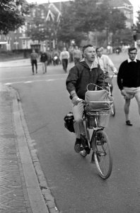 Eerste dag Vierdaagse Nijmegen. Dhr. Bleeker van de recherche volgt Claus op de , Bestanddeelnr 920-5368
