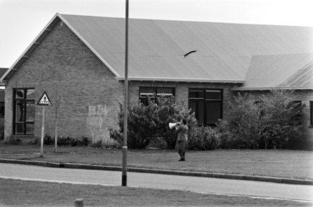 Eerste dag gijzeling school Bovensmilde Zuidmolukse vrouw spreekt per megafoon , Bestanddeelnr 929-1913