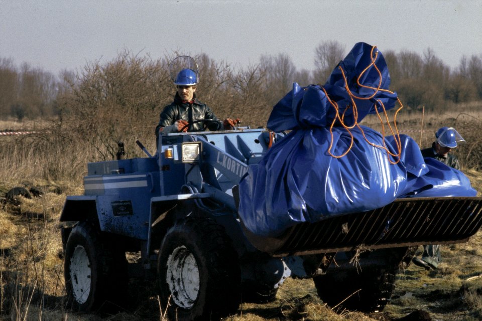 Eerste fase zogenaamde uitlepelplan in Vogelmeer polder besmette grond en vate, Bestanddeelnr 253-8488