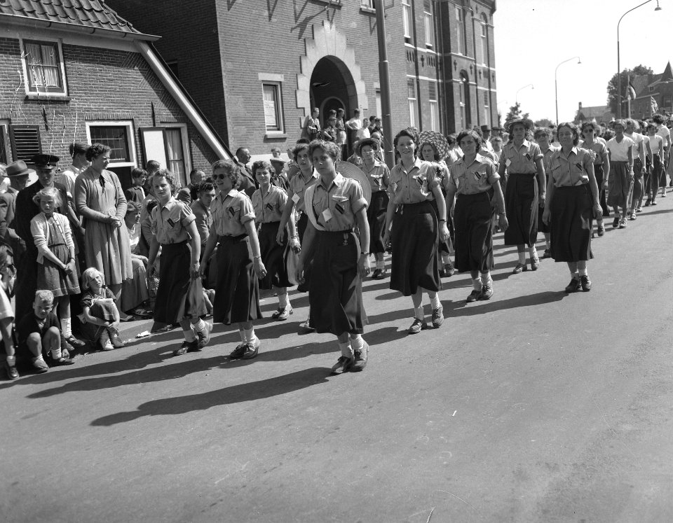 Eerste dag vierdaagse Nijmegen, meisjes, Bestanddeelnr 907-2514