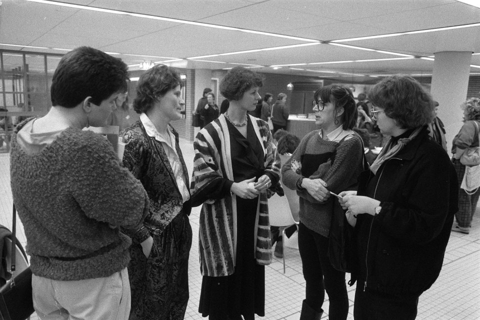 Eerste dag Rooie Vrouwen in Amsterdam midden voorzitster Geke Faber, Bestanddeelnr 933-8997
