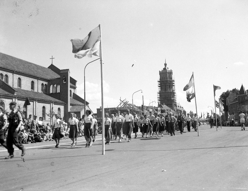 Eerste dag vierdaagse Nijmegen, groepen door Elst, Bestanddeelnr 907-2518