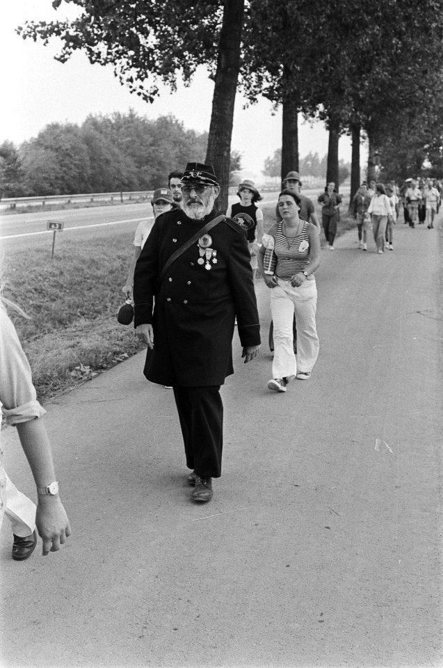 Eerste dag Nijmeegse Vierdaagse , deelnemer in oud postbode-uniform, Bestanddeelnr 928-7023