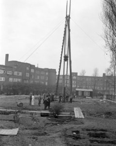 Eerste paal voor nieuwe vleugel Centraal Israelisch Ziekenhuis Amsterdam. Dr. M., Bestanddeelnr 908-2255