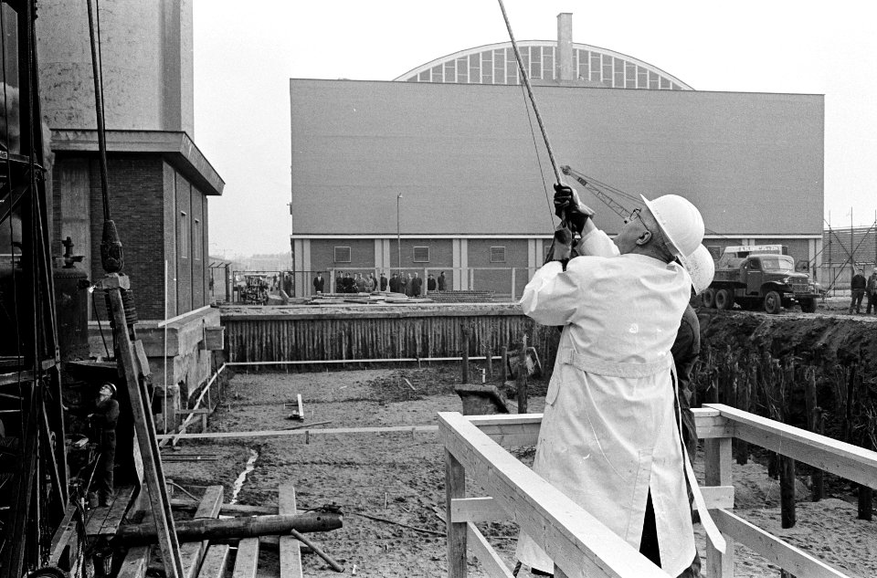 Eerste paal voor nieuwe graansilo. Burgemeester G. E. van Walsum slaat de eerste, Bestanddeelnr 915-7010