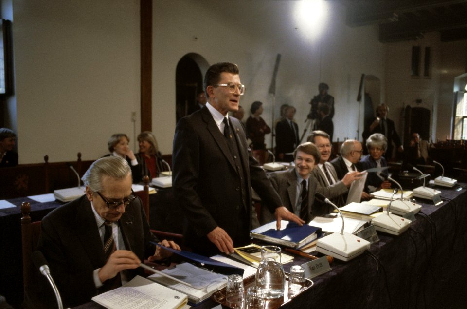 Eerste dag verhoren Parlementaire enquete commissie RSV de enquete commissie me, Bestanddeelnr 253-8854