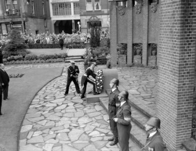Eerste dag van het staatsbezoek van de Noorse koning kranslegging bij het Natio, Bestanddeelnr 906-6602