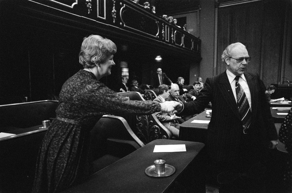 Eerste Kamer , nr 14, 15 mevrouw Vonhoff-Luijendijk wordt gefeliciteerd door W, Bestanddeelnr 929-5409