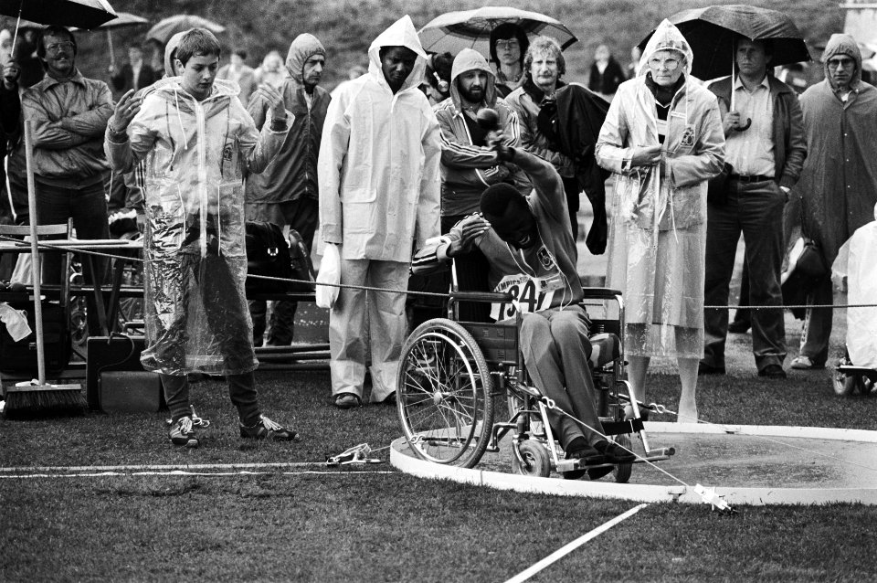 Eerste dag Olympische Spelen Gehandicapten in Arnhem kogelstoten, Bestanddeelnr 930-8923