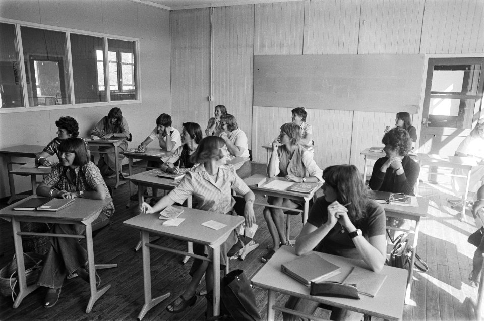 Eerste dag MAVO voor volwassenen Osdorper Scholengemeenschap , Amsterdam, moeder, Bestanddeelnr 928-7426