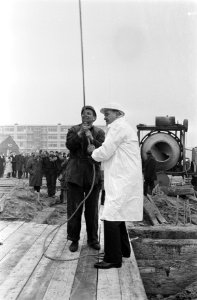 Eerste paal voor studentenflats te Delft Burgemeester D de Loor slaat eerste p, Bestanddeelnr 915-8405