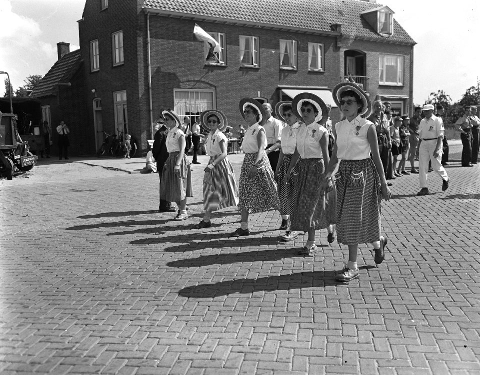 Eerste dag vierdaagse Nijmegen, meisjes met hoeden, Bestanddeelnr 907-2512