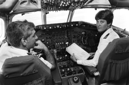 Eerste vrouwelijke verkeersvlieger bij KLM, mejuffrouw Verkaik in de cockpit, Bestanddeelnr 929-8579