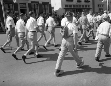 Eerste dag vierdaagse Nijmegen, op klompen, Bestanddeelnr 907-2510