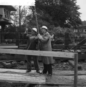 Eerste paal spoorwegviaduct heien door burgemeester de Loor in Delft, Bestanddeelnr 912-9342