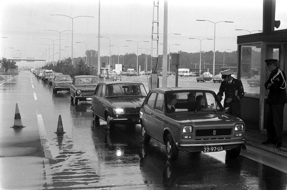 Eerste dag van de zomervakantie voor veel Nederlanders, auto's passeren de grens, Bestanddeelnr 925-7068