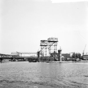 Eerste element voor IJtunnel op zijn plaats getrokken bij Oosterdok Dijkgracht, Bestanddeelnr 917-8306