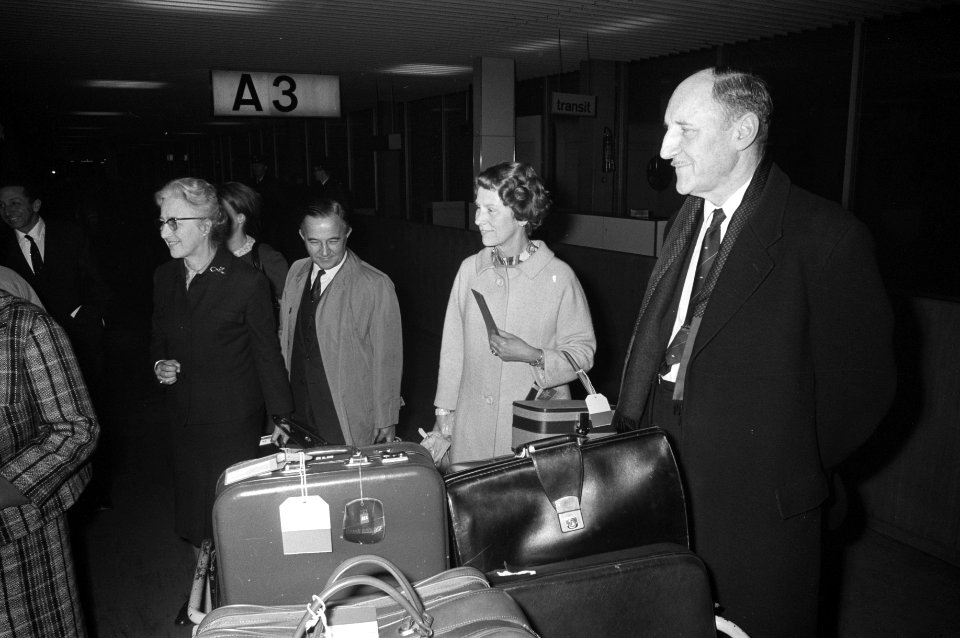 Eerste vlucht KLM naar Hongkong, nr 10, 11 Luns met bagage, Bestanddeelnr 925-3258