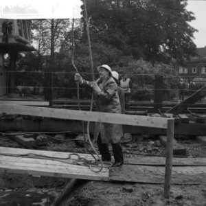 Eerste paal spoorwegviaduct heien door burgemeester de Loor in Delft, Bestanddeelnr 912-9341