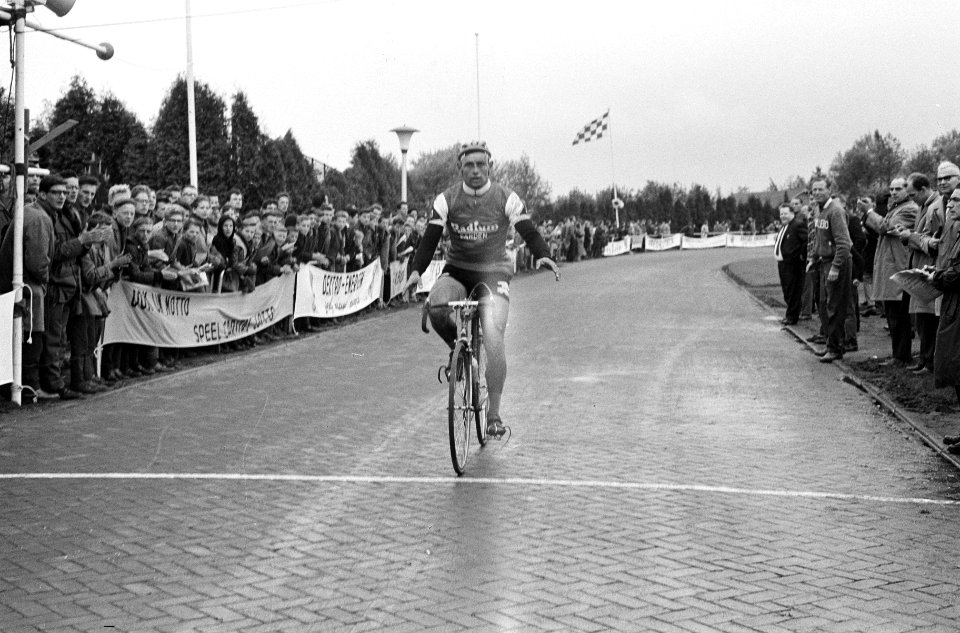 Eerste etappe Olympiatour ( Henk Nijdam finisht), Bestanddeelnr 913-9599