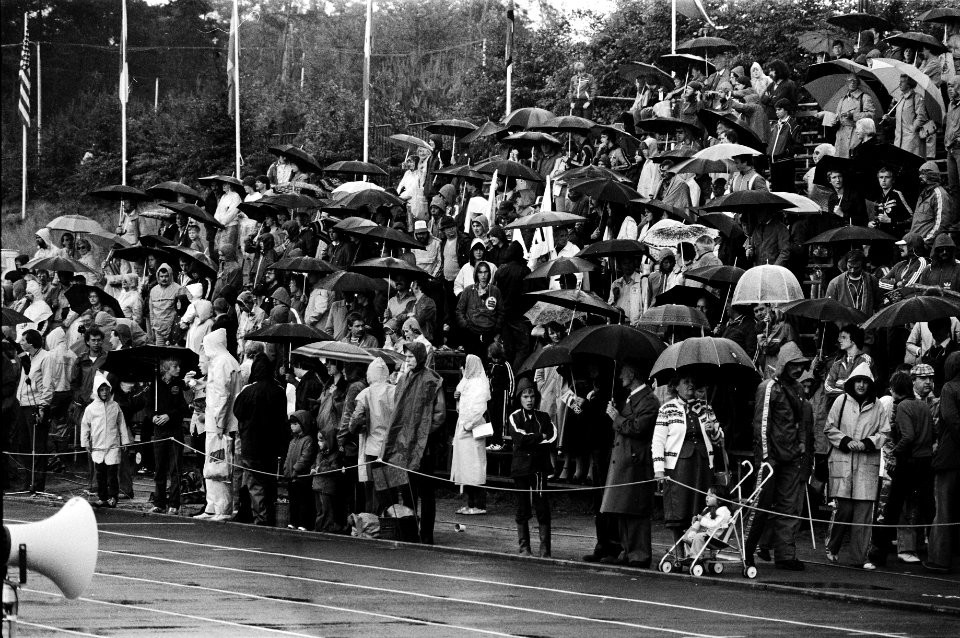 Eerste dag Olympische Spelen Gehandicapten in Arnhem belangstellenden met parap, Bestanddeelnr 930-8918