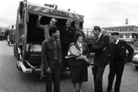 Eerste vrouwelijke opzichter, Lenie Verhoeven, in de buitendienst van de stadsre, Bestanddeelnr 933-3129
