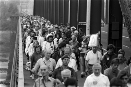 Eerste dag Nijmeegse Vierdaagse , wandelaars op de brug Nijmegen, Bestanddeelnr 928-7027