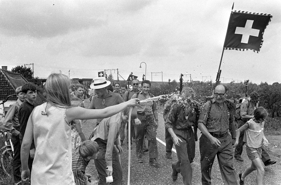 Eerste dag Vierdaagse Nijmegen. Zwitserse militairen, Bestanddeelnr 920-5387