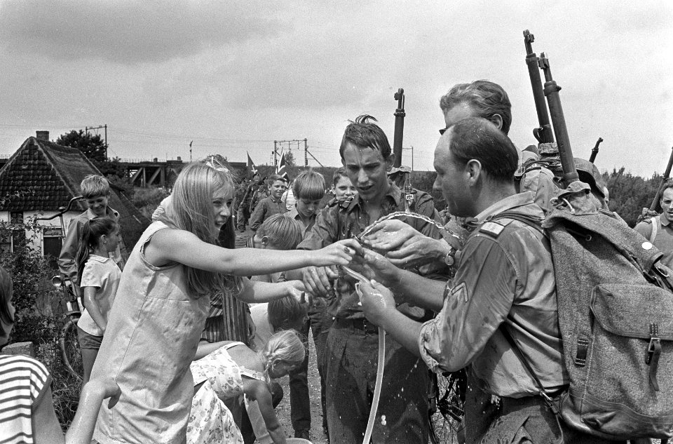 Eerste dag Vierdaagse Nijmegen. Zwitserse militairen, Bestanddeelnr 920-5388