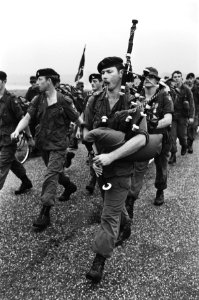 Eerste dag militair met doedelzak, Bestanddeelnr 930-3583
