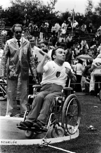 Eerste dag Olympische Spelen Gehandicapten in Arnhem kogelstoter in aktie, Bestanddeelnr 930-8919