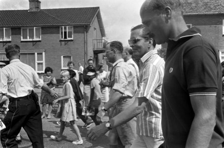 Eerste dag Vierdaagse Nijmegen. Prins Claus temidden van andere wandelaars, Bestanddeelnr 920-5374